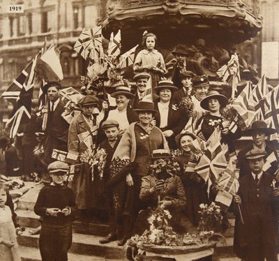 Siegesfeiern unter Eros, Piccadilly, London, 1919 von English Photographer